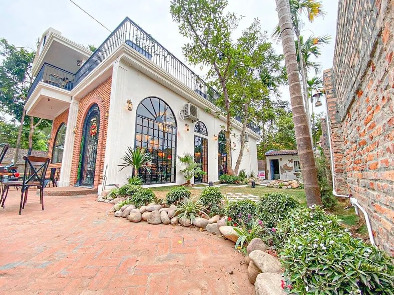 san vuon phong cach chau au quan cafe