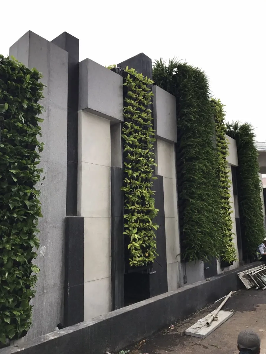 thi-cong-vuon-tuong-dung-toa nha-1